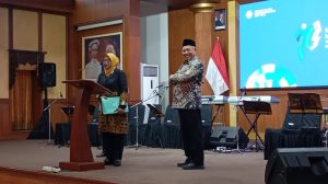 Milad ke-113 Muhammadiyah Jatim Beri Penghargaan dan Santunan untuk Keluarga Marsinah, Bakal Dipakai Bangun Musala