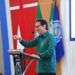 Menkes Budi Gunadi Sadikin menyampaikan ceramah kesehatan di Umsida, Ahad (9/11/2025). (Foto: Humas Umsida)