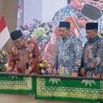 Mendikdasmen RI Prof Dr Abdul Mu'ti MEd didampingi Ketua Majelis Dikdasmen PNF PWM Jatim Prof Dr Khozin MSi melakukan penandatanganan prasasti peresmian tiga gedung baru milik AUM pendidikan di lingkungan PCM Sidoarjo, Sabtu (29/11/2025). (Foto: Ubay NA/ IST)