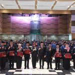 Bupati Sidoarjo, H Subandi SH MKn, menyerahkan tanda kehormatan Satyalancana Karya Satya dari Presiden Prabowo Subianto kepada sebanayk 768 PNS di lingkungan Pemkab Sidoarjo, Senin (10/11/2025). (Foto: Humas Pemkab Sidoarjo)