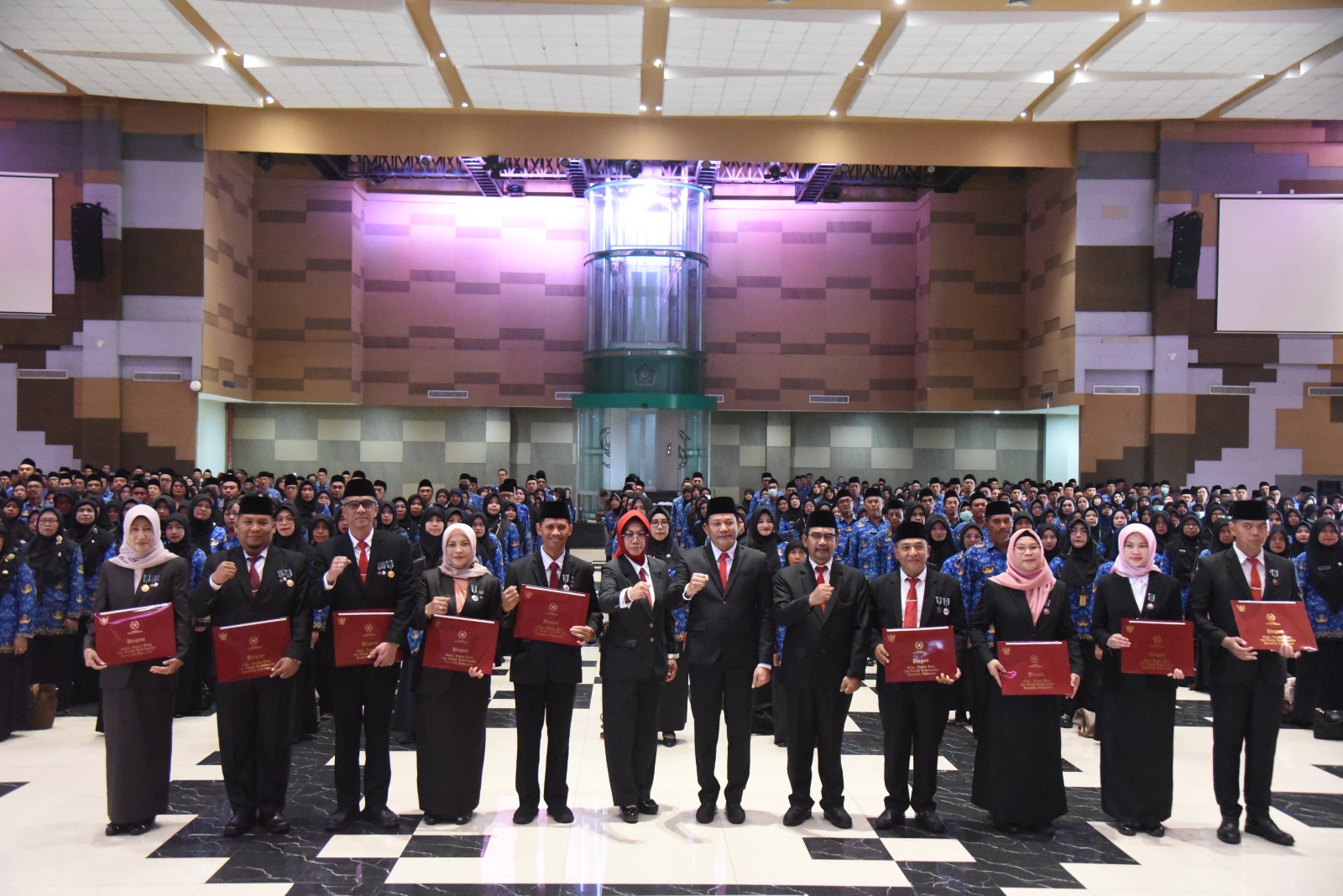 Bupati Subandi Serahkan Tanda Kehormatan Satyalancana Karya Satya ke 768 PNS Pemkab Sidoarjo