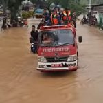 Personel damkar turun membantu warga terdampak banjir bandang di Kabupaten Solok, Sumatera Barat. (Foto: tangkapan layar)