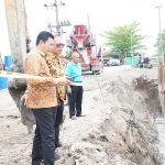 Bupati Sidoarjo, H Subandi SH MKn, melakukan sidak dan meninjau proyek pembangunan rumah pompa dan bendungan di Kedungpeluk, Candi, Kamis (27/11/2025). (Foto: Humas)