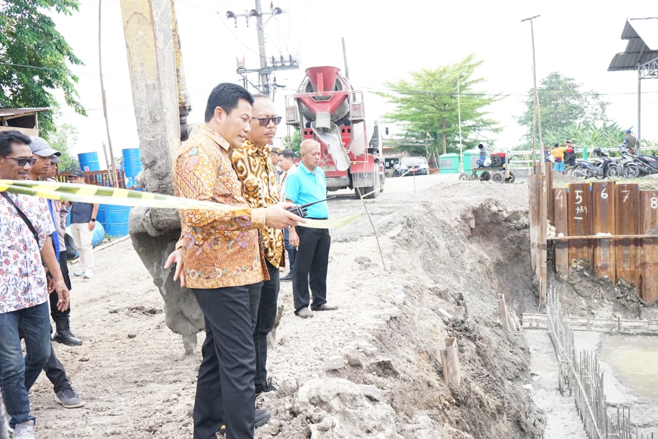 Sidak Proyek Rumah Pompa dan Bendungan di Kedungpeluk, Bupati Subandi: Harus Rampung Tepat Waktu