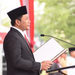 Bupati Sidoarjo, H Subandi SH MKn, saat menyampaikan pidato dalam upacara peringatan Hari Pahlawan di Halaman MPP Sidoarjo, Senin (10/11/2025). (Foto: Humas Pemkab Sidoarjo)