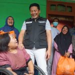 Bupati Sidoarjo, H Subandi SH MKn, saat meninjau rumah Masriyah di Tropodo, Ahad (30/11/2025). (Foto: Humas)