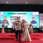 Bupati H Subandi dan Ketua TP PKK Hj Sriatun, saat menghadiri Festival Sidoarjo Culture in Harmony 2025 di Pendopo Delta Wibawa, Sabtu (8/11/2025). (Foto: Humas Pemkab Sidoarjo)