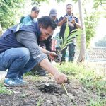 Dalam upaya menjaga kelestarian alam dan memperkuat gerakan peduli lingkungan, Kecamatan Tulangan berkolaborasi dengan DLHK Sidoarjo melaksanakan kegiatan kerja bakti dan program Tarian Tangan, Jumat (28/11/2025). (Foto: Humas)