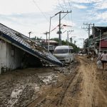 Warga berjalan di sepanjang jalan yang tertutup lumpur setelah Topan Tino di Liloan, Provinsi Cebu, Filipina, pada Kamis (6/11/2025). (Foto: tangkapan layar ABS-CBN)