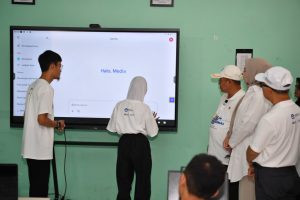 Takjubnya Mendikdasmen Abdul Mu’ti Saksikan Siswa Tunanetra “Menulis” Puisi di Papan Digital Berbantuan AI