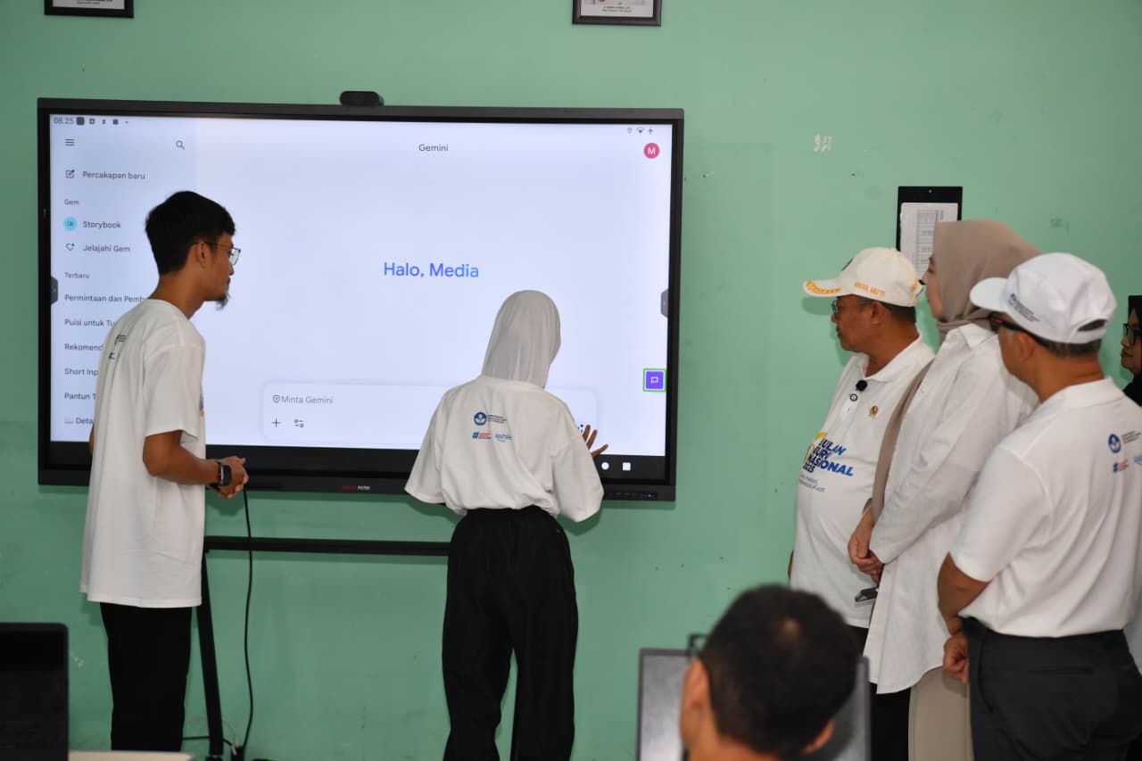 Takjubnya Mendikdasmen Abdul Mu’ti Saksikan Siswa Tunanetra “Menulis” Puisi di Papan Digital Berbantuan AI