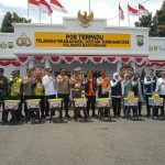 Kepala Basarnas, Gubernur Jatim, Kapolda Jatim, Kasdam V/Brawijaya, Deputi BMKG, Bupati Banyuwangi, dan General Manajer PT ASDP Indonesia Ferry (Persero) Cabang Ketapang foto bersama usai penyerahan tali asih kepada petugas gabungan, petugas medis, dan relawan yang terlibat dalam pengamanan Operasi Lilin Semeru Tahun 2025 di depan Posko Pelayanan Terpadu Nataru Pelabuhan ASDP Ketapang, Banyuwangi