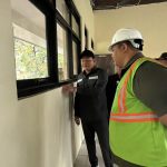 Bupati Sidoarjo H Subandi SH MKn saat melakukan sidak ke SDN Suko, Senin (15/12/2025). (Foto: Humas)