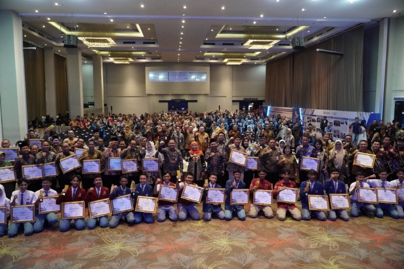 Festika 2025 Jadi Motor Digitalisasi Pendidikan Jatim, Khofifah: Guru Tak Bisa Digantikan AI