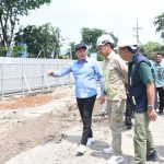 Bupati Subandi (kemeja biru) saat melakukan sidak terhadap progres pengerjaan proyek revitalisasi Alun-alun Sidoarjo, Jumat (5/12/2025). (Foto: Dok.)