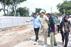 Sidak Proyek Revitalisasi Alun-alun, Bupati Sidoarjo: Waktu Tinggal 10 Hari Masih Acak-acakan