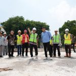 Bupati Subandi (kemeja biru muda) saat melakukan sidak dan meninjau langsung proyek pembangunan Double Deck Parking RSUD RT Notopuro, Jumat (5/12/2025). (Foto: Dok.)