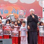 Opick bernyanyi lagu "Assalamu'alaikum" gubahannya, bersama para murid SD Mica dalam Konser Amal untuk Sumatera dan Palestina, Sabtu (6/12/2025). (Foto: Ubay NA/ IST)