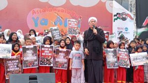 Konser Amal untuk Sumatera dan Palestina, Opick Nyanyikan Berbagai Hits Religi Bersama Murid-murid SD Mica