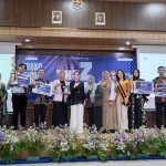 Arumi Bachsin dan Kaprodi Ilmu Komunikasi Umsida Nur Aini Shofiya Asy’ari, berfoto bersama para finalis dan juara Gen Z Pelopor Jawa Timur, Sabtu (6/12/2025). (Foto: Ubay NA/ IST)