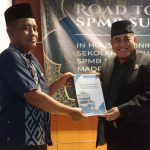 Penyerahan profil dan program unggulan MI Muhammadiyah 8 Bulu kepada Bapak Dr H Mulyana AZ MSi (Foto: Dok. Panitia)
