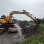 Alat berat dikerahkan untuk membersihkan aliran sungai dari sampah dan sedimentasi. (Foto: Humas)