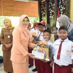 DWP Sidoarjo memberikan santunan kepada anak berkebutuhan khusus dalam peringatan HUT ke-26 DWP, Selasa (9/12/2025). (Foto: Humas)
