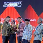 Bupati Sidoarjo H Subandi SH MKn menerima penghargaan Kabupaten Terinovatif dalam IGA 2025. (Foto: Humas)