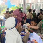 Siswa SD Sakri diajarkan berwirausaha dan mandiri pada momen market day. (Foto: Kholid/ IST)