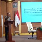 Guru Besar Unair, Prof Dr Suparto Wijoyo SH MHum, memaparkan pandangannya dalam Refleksi Akhir Tahun 2025 di PWM Jawa Timur, Ahad (14/12/2025). (Foto: Dok. Ubay NA/ IST)