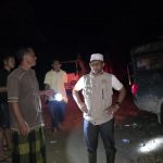 Anggota DPD RI asal Aceh, Haji Uma, saat menyalurkan bantuan ke wilayah Aceh Tamiang yang terisolir akibat banjir bandang. (Foto: Rizki Maulizar/ IST)