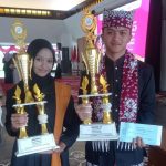 Karasya dan M Rizky Yulleo Altaf foto bersama usai menerima trofi juara lomba presentasi inspirasi Hari Ibu di Pendapa Sabha Swagata Blambangan Banyuwangi pada Senin (22/12/2025). (Foto: Irwan/Maklumat.id/IST)