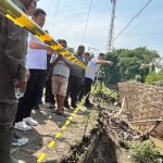Bupati Sidoarjo H Subandi SH MKn saat meninjau langsung titik lokasi longsoran bantaran sungai di Desa Temu, Kecamatan Prambon, Rabu (24/12/2025). (Foto: Dok.)