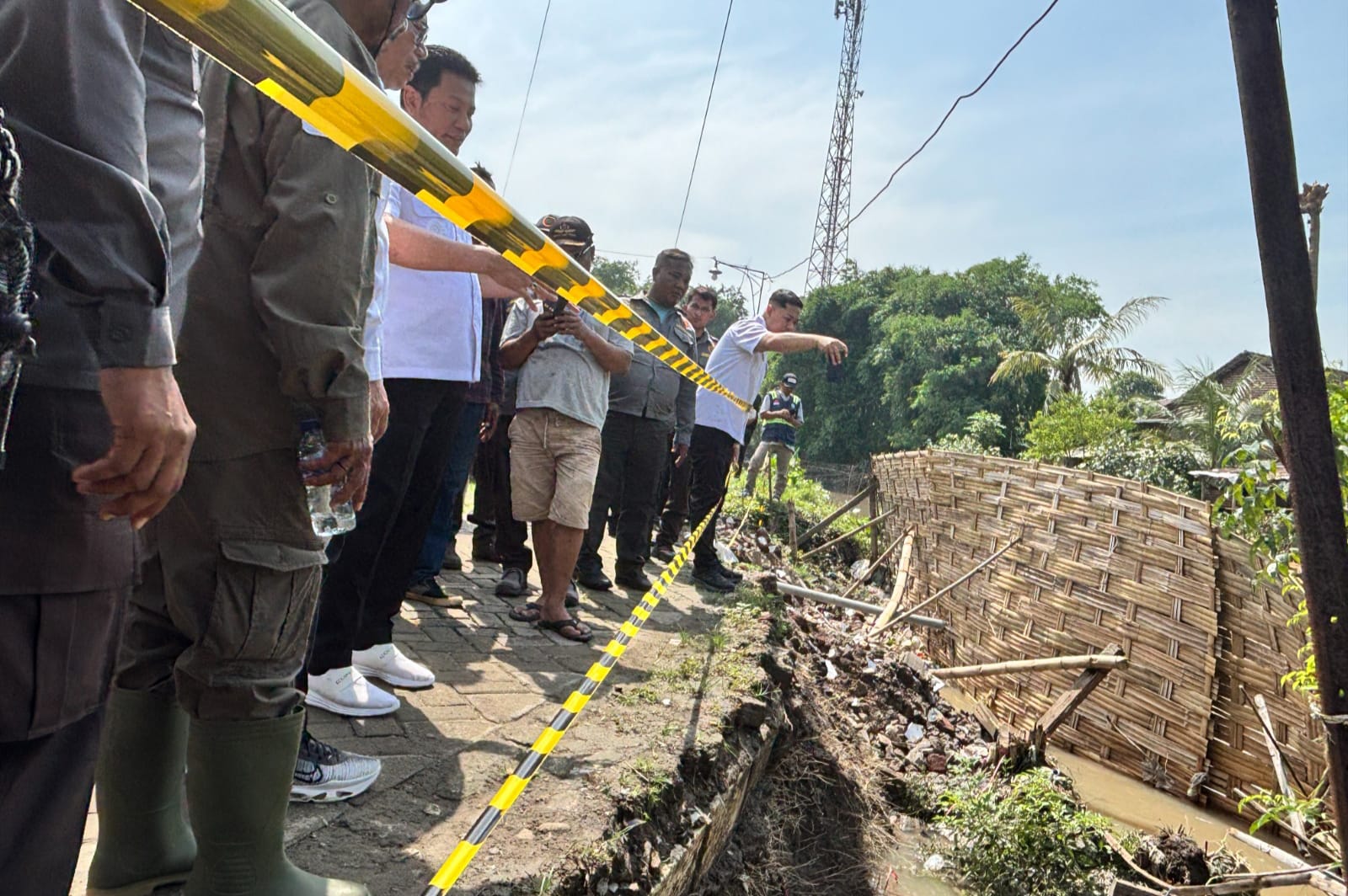 Tinjau Bantaran Sungai yang Longsor di Prambon, Bupati Subandi Instruksikan Penanganan Segera