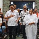 Bupati Sidoarjo H Subandi SH MKn bersama jajaran Forkopimda saat mengunjungi beberapa gereja di wilayahnya dalam malam perayaan Natal 2025. (Foto: Humas)