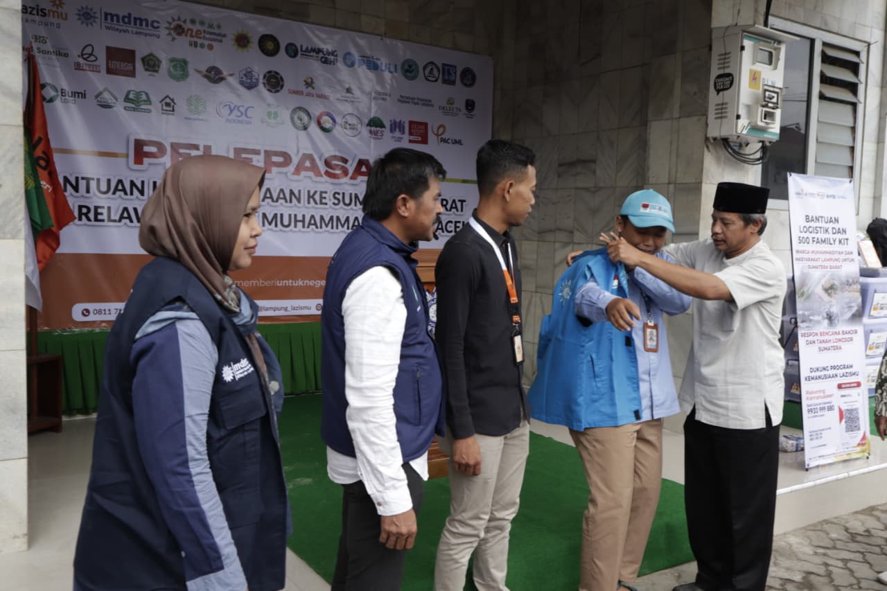 Berangkatkan Bantuan Kemanusiaan ke Sumbar dan Aceh, Muhammadiyah Lampung Salurkan Logistik, 500 Family Kit, serta Tim Medis