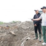 Bupati Sidoarjo H Subandi SH MKn saat melakukan sidak terhadap proyek pengerjaan rumah pompa, Sabtu (27/12/2025). (Foto: Dok.)