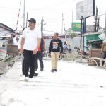 Bupati Sidoarjo H Subandi SH MKn saat meninjau sejumlah proyek betonisasi jalan, Ahad (28/12/2025). (Foto: Dok.)