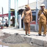 Wabup Sidoarjo Hj Mimik Idayana saat meninjau langsung perbaikan jalan di kawasan Pasar Larangan, Senin (29/12/2025). (Foto: Humas)