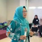 Wakil Sekretaris Pimpinan Wilayah Aisyiyah (PWA) Jawa Timur, Asmawatie Rosyidah As’ad, saat memaparkan materinya dalam kegiatan kaderisasi DANA III di SD Mudipat Pucang, Kota Surabaya. (Foto: tangkapan layar @nasyiahjatim)