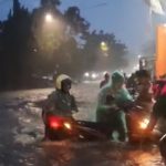 Banjir yang terjadi di wilayah sekitar depan Pasar Baru Kamal, Bangkalan, usai diguyur hujan deras dengan intensitas tinggi pada Sabtu malam (27/12/2025). (Foto: tangkapan layar video amatir)