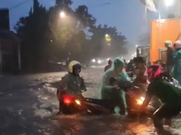 Diguyur Hujan Deras, Jalanan Depan Pasar Baru Kamal Bangkalan Banjir Parah