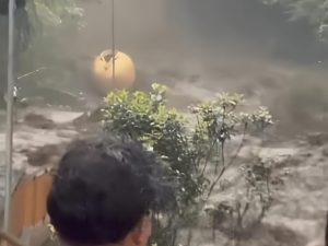 Wisata Guci Diterjang Banjir usai Hujan Deras Guyur Lereng Gunung Slamet, Pipa Air Panas Ikut Terseret Arus