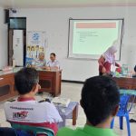 Kasubbag Pelayanan Medis RSU Assakinah Medika Sukodono, dr Uung Muharromi, memberikan materi tentang pertolongan pertama penderita gawat darurat. (Foto: Kholid/ IST)