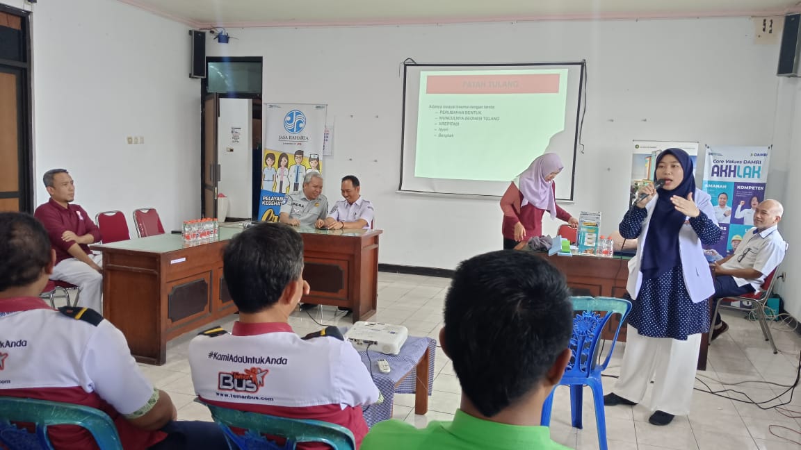 Jelang Nataru, Sopir Bus DAMRI Surabaya Dibekali Cara Pertolongan Pertama Korban Kecelakaan hingga Pengobatan Gratis