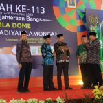 Dari kiri: Rektor UMLA Prof A Aziz Alimul Hidayat, Ketua Umum PP Muhammadiyah Prof Haedar Nashir, Bupati Lamongan Yuhronur Efendi, Ketua PDM Lamongan Shodikin, dan Ketua PWM Jawa Timur Prof Sukadiono, saat menghadiri perayaan Milad ke-113 Muhammadiyah di Dome UMLA, Sabtu (20/12/2025). (Foto: Dok.)