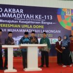 Ketua Umum PP Muhammadiyah Prof Dr Haedar Nashir MSi, didampingi Ketua PWM Jawa Timur, Rektor UMLA, Bupati Lamongan, dan Ketua PDM Lamongan, meresmikan sejumlah fasilitas dan sarana di lingkungan Muhammadiyah Kabupaten Lamongan, Sabtu (20/12/2025). (Foto: Dok.)