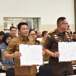 Penandatanganan PKS tentang Pidana Kerja Sosial oleh Bupati Sidoarjo H Subandi SH MKn dan Kepala Kejaksaan Negeri Sidoarjo Zaidar Rasepta, Senin (15/12/2025). (Foto: Dok.)