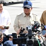 Presiden RI Prabowo Subianto memberikan keterangan kepada awak media di Bandara Raja Sisingamangaraja XII, Kabupaten Tapanuli Utara, Senin (1/12/2025). (Foto: Setpres)