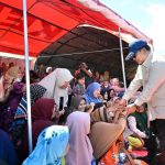 Presiden Prabowo saat meninjau posko pengungsian di Aceh Tenggara, Senin (1/12/2025). (Foto: Setpres)